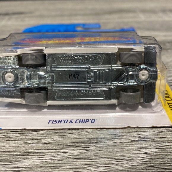 Hot Wheels | Art Cars #4 of 10 Cars: Fish’d & Chip’d - 1:64 Scale Die Cast - Picture 10 of 14